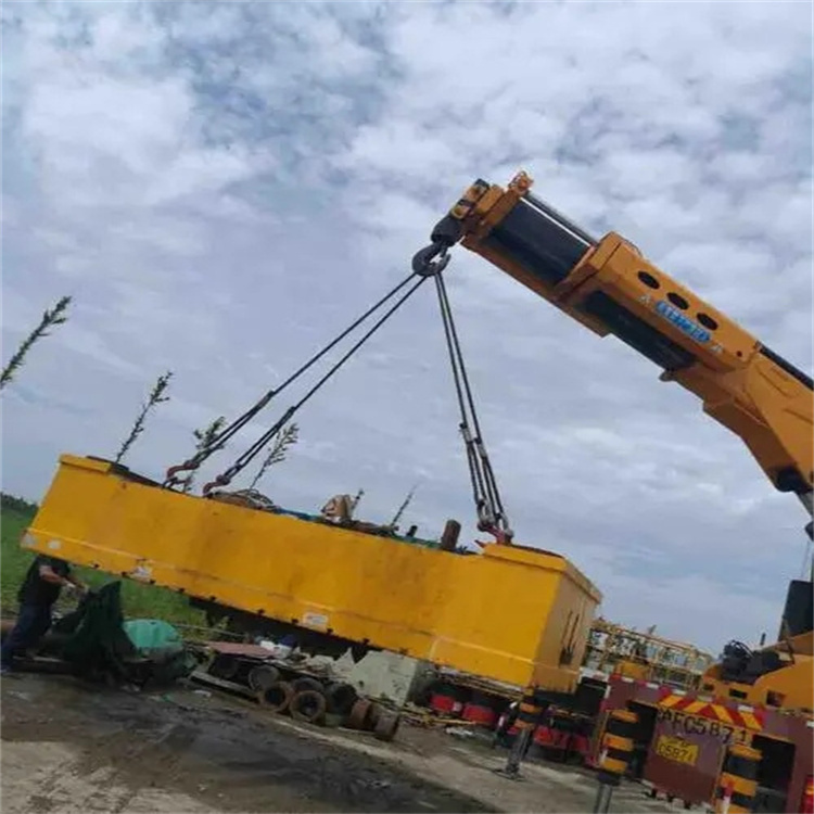 净潭乡吊运集装箱的吊车